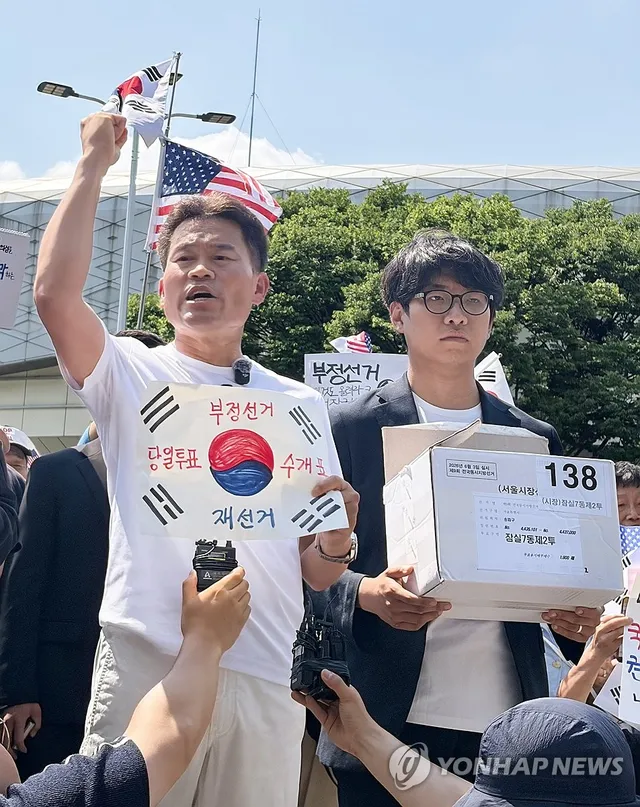 전한길, 잠실7동 투표용지 보관상자 추정 원물 확보 주장

(서울=연합뉴스) 김채린 기자 = 전 한국사 강사 전한길씨와 전씨의 지지자들이 12일