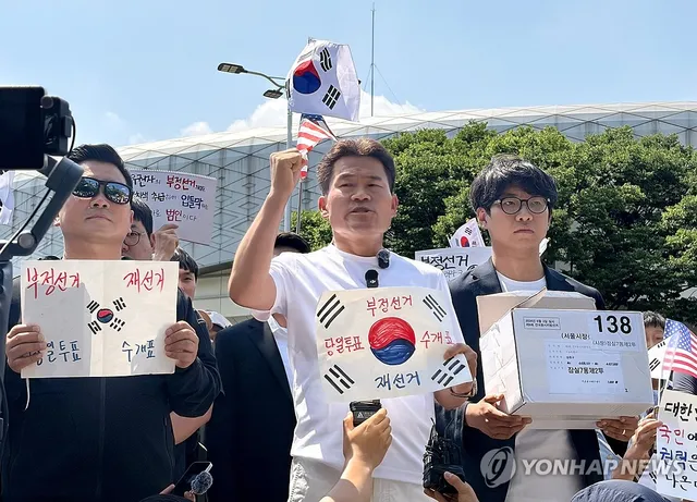 전한길, 잠실7동 투표용지 보관상자 추정 원물 확보 주장

(서울=연합뉴스) 김채린 기자 = 전 한국사 강사 전한길씨와 전씨의 지지자들이 12일