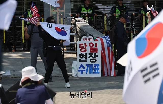 [포토] 이어지는 재선거 집회...사라진 투표용지 보관함 전격 공개

6.3 지방선거 송파구 개표소 집회가 8일째 이어지는 12일 오후 시민들이