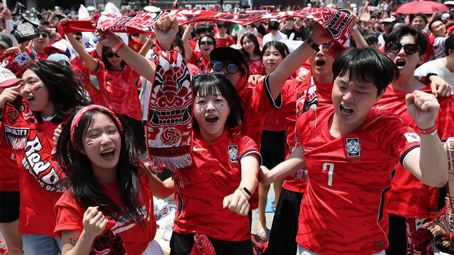 광화문광장에 최대 1만 8천 명…짜릿한 역전극에 '환희'

12일 한국 축구대표팀이 2026 북중미 월드컵 첫 경기부터 짜릿한 역전극을 이뤄내도