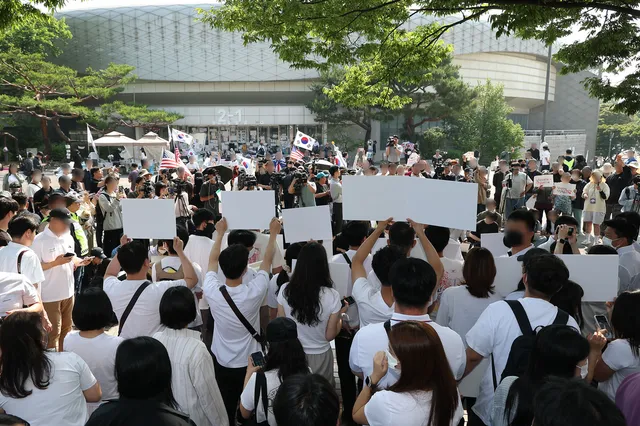 경찰, 잠실 봉쇄시위 ‘강제 해산’ 나설까···주말 참여 인파 더 늘수...

주말을 앞둔 12일 서울 송파구 올림픽공원 내 개표소(올림픽핸드볼