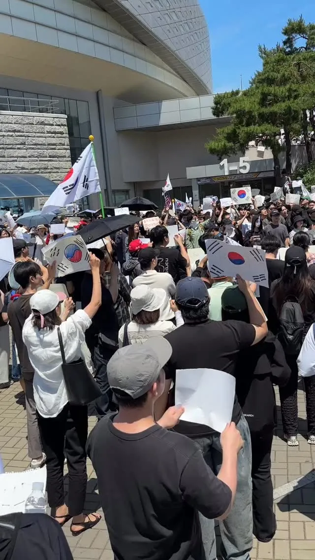 6/6(토) 현충일 
11:30 올림픽공원 티켓링크 라이브 아레나 현장 모습

1.근무교대하는 경찰들과 충돌하지않게 길을 터주고 에스코트해주는 