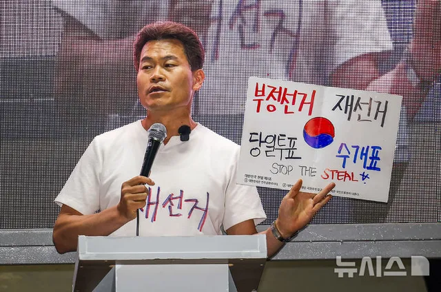 전한길 "행방불명 투표용지 상자 1개 확보"…잠실서 공개 예고

[서울=뉴시스]최은수 기자 = 전 한국사 강사 전한길씨가 잠실7동 제2투표소에 