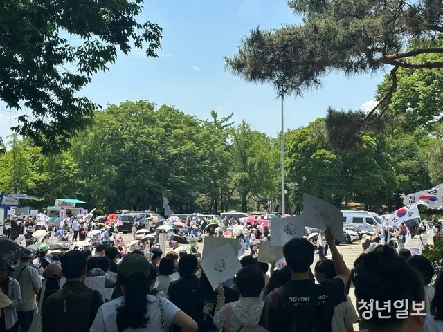 [투표용지와 청년] (中) "자발적 참여·부정선거 절연"…재선거 시위 주...

【 청년일보 】 뜨거운 햇살이 내리쬐는 올림픽공원 앞. 수업을 