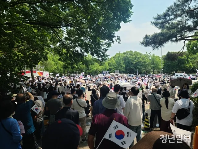 [투표용지와 청년] (上) "민주주의가 흔들린다"…'공정' 외치는 2030

【 청년일보 】 뜨거운 햇살이 내리쬐는 올림픽공원 앞. 수업을 마치