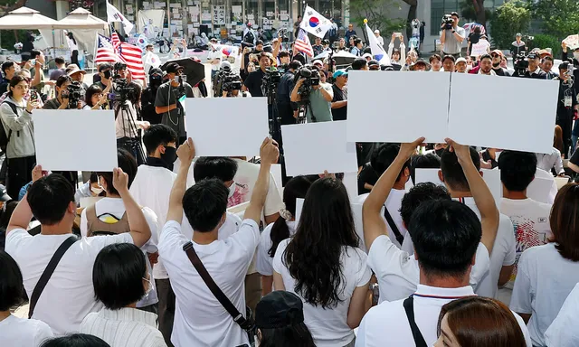 잠실 집회 MZ채팅방 분석…참정권 침해 분노, 정치논리엔 손절

6·3 지방선거 ‘투표용지 부족 사태’로 촉발한 서울 올림픽공원 핸드볼경기장 봉
