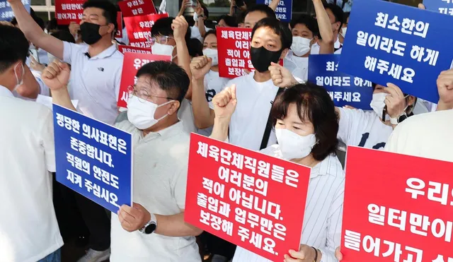 “송파구 투표소 146곳… 선관위 직원은 3명뿐”

6·3 지방선거 투표용지 부족 사태를 두고 선거관리위원회에 대한 규탄이 이어지는 가운데 선거