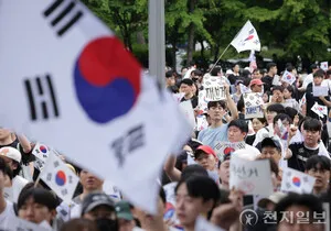 [잠실 참정권 집회-이모저모] "재선거 외치는데 입에 피자가 들어왔어요...

[천지일보=김민희 기자] ‘재선거 외치는데 입에 피자가 들어왔어요