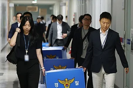 [속보] '투표용지 사태' 선관위 압수수색 13시간 만에 종료

6·3 지방선거 ‘투표용지 부족 사태’ 진상 규명을 위한 검경 합동수사본부(합수