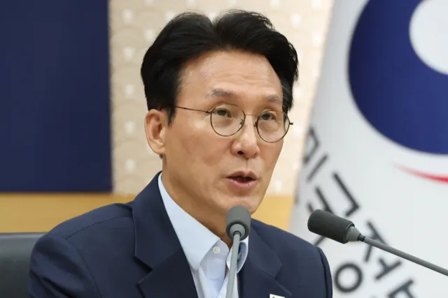 [속보] 金총리 "선관위, 이럴 거면 해체가 나아…심각성 제대로 인식 못...

김민석 국무총리가 11일 세종시 정부세종청사 국무회의장에서...