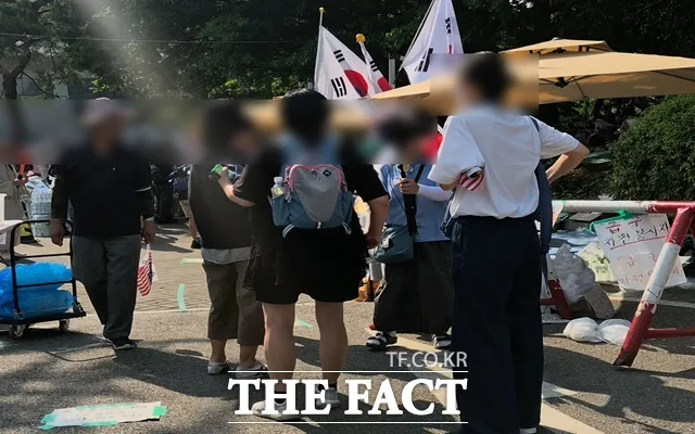 "너 박근혜 때도 나왔어?" 주도권 다툼 '긴장감'...'밥차'도 등장 [오승...

11일 낮 집회 7일차 맞이한 서울 송파 올림픽공원 집회 