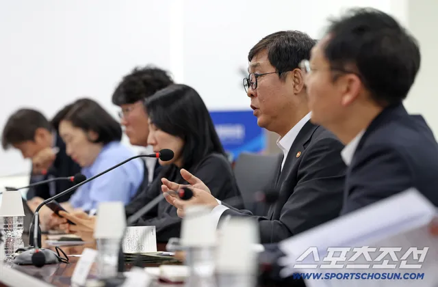 최휘영 문체부 장관 "'개표소 봉쇄' 체육단체 필수업무 볼 수 있도록 근...

"직원들이 사무실에 들어가서 시급한 필수업무를 볼 수 있도록 근