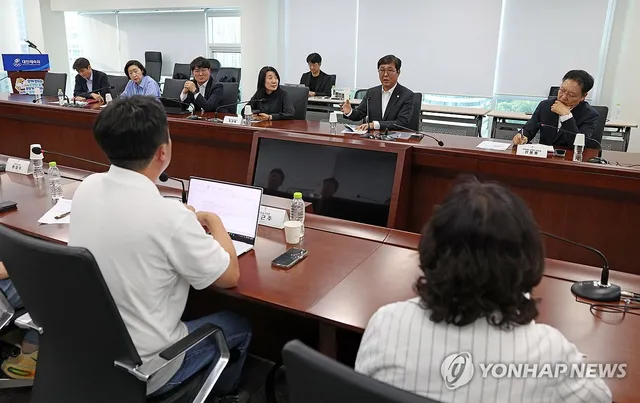문체부 장관, 핸드볼경기장 입주 종목단체와 대책 논의

(서울=연합뉴스) 최휘영 문체부 장관이 11일 서울 송파구 올림픽회관에서 국민 참정권 침