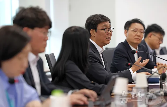 발언하는 최휘영 문체부 장관

(서울=뉴스1) 이호윤 기자 = 최휘영 문화체육관광부 장관이 11일 서울 송파구 올림픽회관에서 국민 참정권 침해 