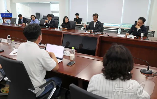 잠실 개표소 봉쇄 관련 대한체육회 만난 최휘영 문체부 장관

(서울=뉴스1) 이호윤 기자 = 최휘영 문화체육관광부 장관이 11일 서울 송파구 올
