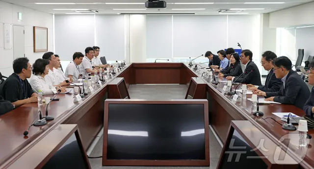 대한체육회 만난 최휘영 문체부 장관

(서울=뉴스1) 이호윤 기자 = 최휘영 문화체육관광부 장관이 11일 서울 송파구 올림픽회관에서 국민 참정권