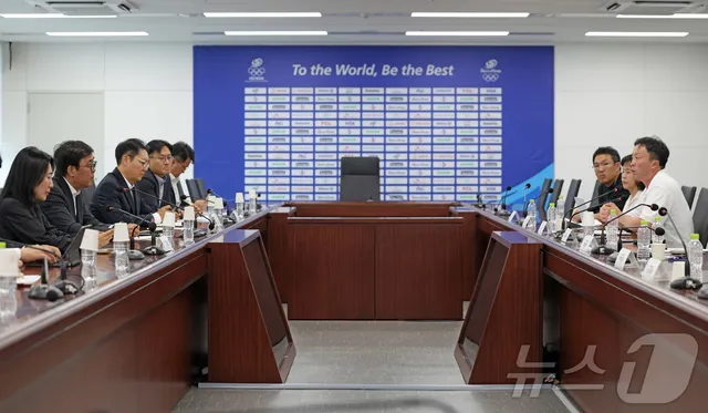 올림픽공원 핸드볼경기장 봉쇄 관련 발언하는 최휘영 문체부 장관

(서울=뉴스1) 이호윤 기자 = 최휘영 문화체육관광부 장관이 11일 서울 송파구