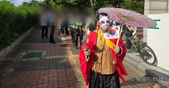 “당신 대진연이지” 거칠어진 올림픽공원 집회…우르르 몰려들어 몸수색 요구까지 [세상&]

[헤럴드경제=이영기 기자] 6·3 지방선거 투표용지 부