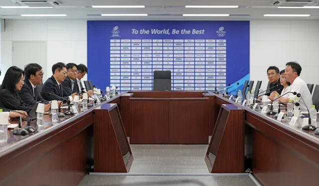 핸드볼경기장 봉쇄 장기화에 문체부 장관 "피해 최소화 적극 지원"

체육회·체육공단·입주 회원종목단체와 대책 회의 '아시안게임 출장' 유승민 체