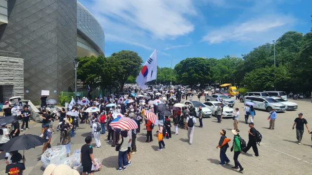 실시간 상황입니다. 사람들 정말 많습니다.
아이데리고 나온부모님들도 많고
젊은 2-30대 청년들도 많아요.

이걸보도 안한다는게 참담합니다
외신