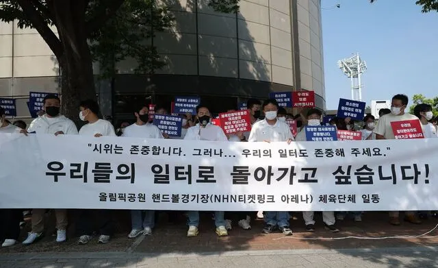 개표소 봉쇄 일주일… 체육단체들 “일할 수 있게 공권력 투입을”

서울 송파구 올림픽공원 핸드볼경기장을 봉쇄하는 잠실 재선거 요구 시위가 장기화