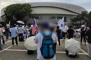 올림픽공원 집회 나온 이유…한결 같이 “기본권 침해” 꼽았다 [세상&...

[헤럴드경제=이영기·김도윤 기자] “국민의 기본권이 침해당했다. 나