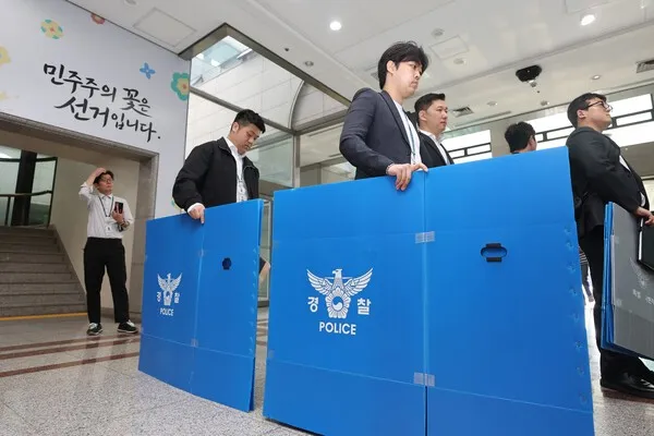 선관위 7곳 압수수색···'투표용지 사태' 본격 수사

경찰이 11일 6·3 지방선거 투표용지 부족 사태에 대한 강제수사에 돌입했다. 서울경찰청