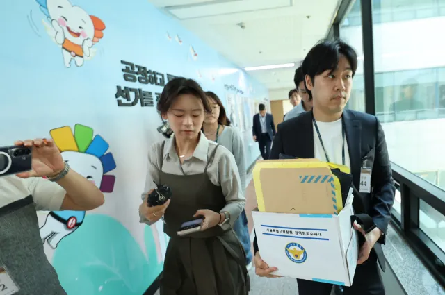 노태악·허철훈 피의자 적시… 합수본, 중앙선관위 압수수색

경찰이 11일 경기도 과천시 중앙선거관리위원회를 압수수색하고 있다. 연합뉴스
				