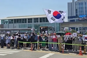 수도권 이어 김해서도 '재선거 요구'…투표지 부족 후폭풍 지방 확산

서울 잠실 개표소 봉쇄 시위로 불붙은 6·3 지방선거 ‘투표용지 부족 사태