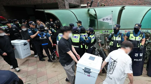 잠실 시위로 차질 빚은 '위버스콘' 사용 못한 부분 돌려 받는다…"예정...

서울 송파구 올림픽공원 티켓링크 라이브 아레나(핸드볼경기장) 앞 