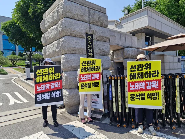‘투표용지 사태’에 대법원·고등법원·선관위 앞에서 ‘피켓시위’

서울 송파구 올림픽공원 일대에서 ‘참정권 침해’ 항의 집회가 계속되는 가운데, 