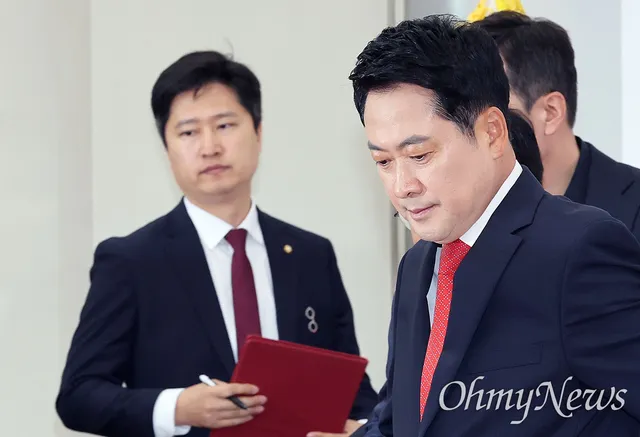사면초가 장동혁... 당내 사퇴 요구 분출에도 '잠실'만 찾는다

장동혁 국민의힘 당 대표가 사면초가에 몰렸다. 제9회 전국동시지방선거 이후 당