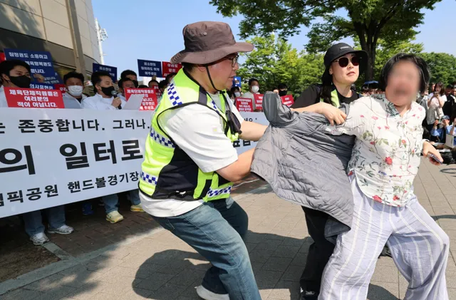 "선수 장비도 못 꺼내" 체육계 불똥 …올림픽경기장 봉쇄 왜 못 푸나

시위 참가자들이 경기장 출입을 통제하면서 입주 체육단체들은 사무실에 들어