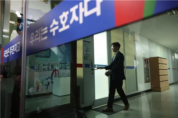 경찰, 선관위 강제수사 돌입…'투표용지 부족' 수사에 속도

경찰, 중앙선관위 등 7곳 압수수색