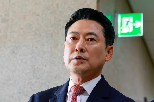‘부정선거’ 팻말 든 장동혁 “용어가 중요한가…시민들 순수한 분노”

장동혁 국민의힘 대표가 10일 ‘부정선거’가 적힌 팻말을 들고 잠실 개표소