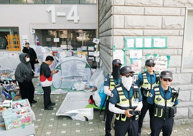 체육계 “시위 존중하지만 일터 돌아가게 해달라”

6·3 지방선거 투표함이 보관된 서울 송파구 올림픽공원 핸드볼경기장에 사무실을 둔 체육단체들이