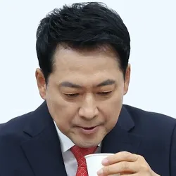'장동혁 퇴진론' 전면전…사퇴 먼저 vs 투표용지 먼저

6·3 지방선거 패배 책임을 둘러싼 국민의힘 내부 갈등이 전면전 양상으로 번지고 있다.