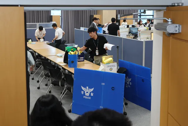 투표용지 부족 사태 논란 눈덩이…진실 규명 수사 속도↑

경찰, 사태 발생 8일만에 선관위 등 압수수색 18개 대학 규탄에 정치권서 부정선거 음