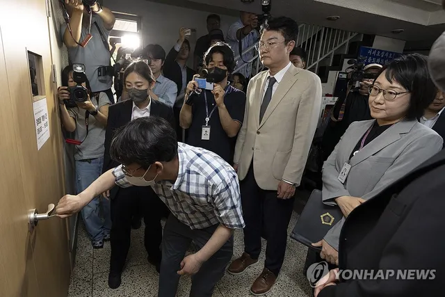 “조직적 은폐…특검해야”

6&middot;3 지방선거 투표용지 부족 사태가 발생한 지 8일 만인 11일 경찰이 중앙선거관리위원회를 포함한 7개