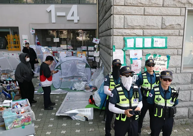 경찰 조롱·욕설 논란에 칼 빼든 송파서장… "시위대 불법행위 땐 체포...

(선관위 용지 부족 사태) 서울 송파구 올림픽공원 핸드볼경기장 개표