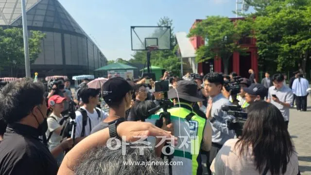잠실 개표소 봉쇄 일주일째…체육단체 "일터 되돌려 달라" 호소

6&middot;3 지방선거 당시 잠실 개표소로 사용된 서울 올림픽핸드볼경기장이