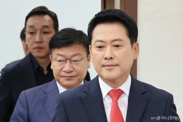 "선관위 문제 해결이 가장 중요하다"며 사퇴 요구 일축한 장동혁

장 대표는 11일 오전 서울 여의도 국회에서 열린 최고위원회의에서 "합수본(검