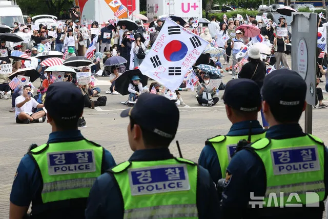 "폭행땐 검거"…송파경찰서장, '개표소 시위' 적극 대응 지시

[서울=뉴시스]이태성 신유림 기자 = 투표용지 부족 사태를 규탄하는 개표소 봉쇄