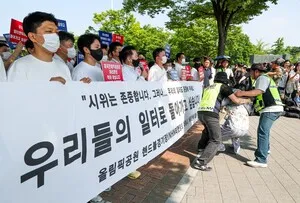 '개표소 봉쇄'에 애끓는 체육단체들…"시위는 존중, 일터 돌려달라"

6·3 지방선거 투표용지 부족 사태를 규탄하는 시위대의 잠실 개표소 봉쇄가