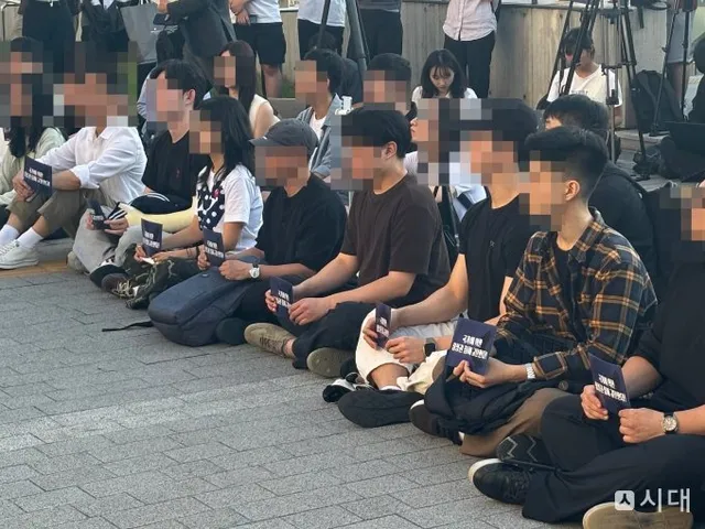 "우리의 목소리, 들을 준비 돼 있는가"…기성세대 향한 청년들의 외침

10일 저녁 서울 서대문구 연세대 학생회관 앞.전국 18개 대학에서 일제