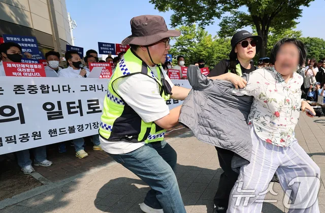 "얼굴 까" 봉쇄시위에 체육계 발 묶였는데…경찰 '강제해산' 고심 이유...

며칠째 사무실 못 들어간 체육단체들…대회 참가비도 지불 못해 '강