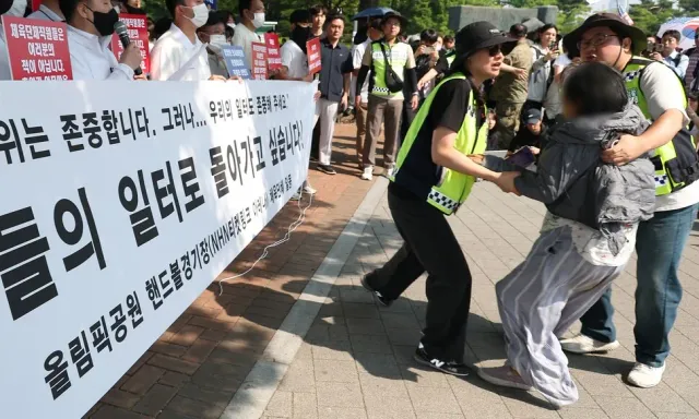 아수라장된 체육단체 직원 기자회견…“북한 돈 받냐” 취재진 위협도

6·3 지방선거 잠실 개표소인 서울 송파구 올림픽공원 핸드볼경기장 봉쇄 시위