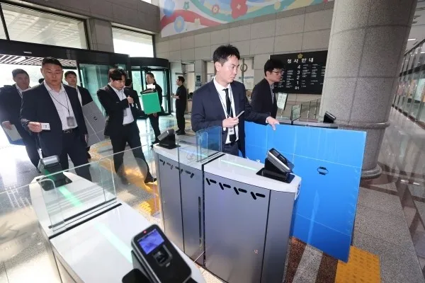 '투표지 부족 사태' 선관위 7곳 압수수색…노태악·허철훈 피의자 적시...

경찰이 6·3 지방선거 투표용지 부족 사태와 관련해 중앙선거관리위원
