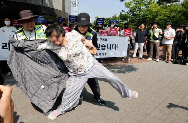 잠실 봉쇄에 선수권대회 출전 무산 위기… 체육단체 "일터 돌려달라" 호...

(선관위 용지 부족 사태) 서울 올림픽공원 핸드볼경기장 시위로 대