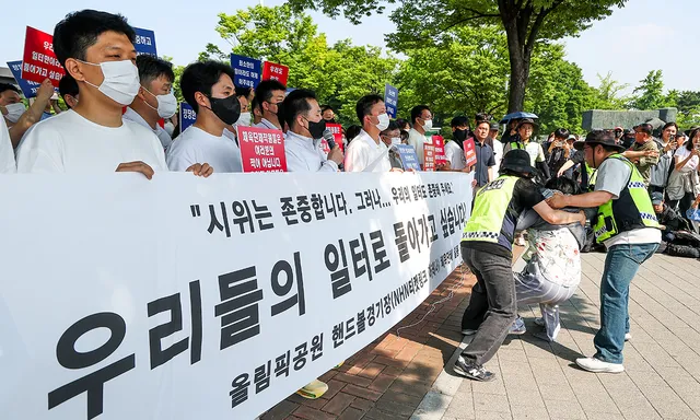 일주일째 사무실 출입 막힌 체육단체들, “올림픽공원 봉쇄 시위 존중....

6·3 지방선거 투표용지 부족 사태로 서울 송파구 올림픽공원 핸드볼